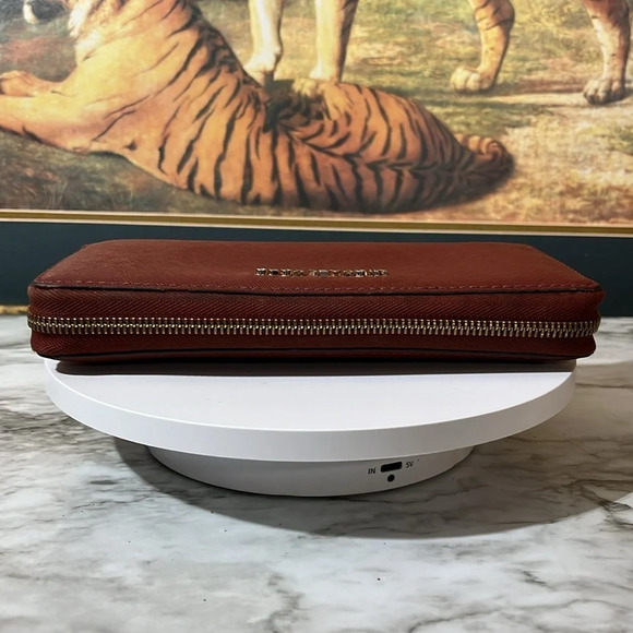 MICHAEL KORS ZIPPY WALLET IN GUC - Picture 7 of 13